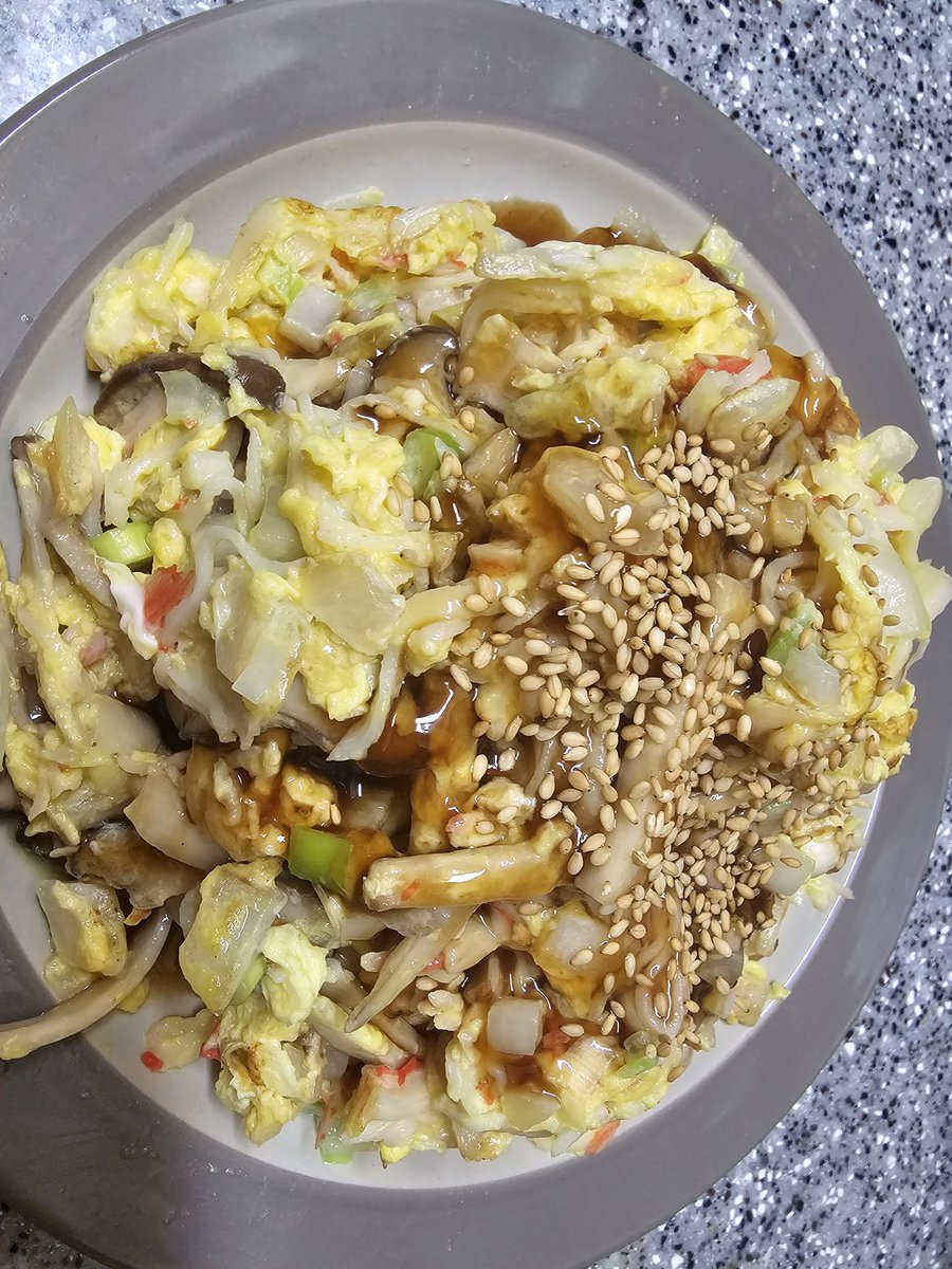 양배추.버섯.생선.죽으로 버티다가
 조금나아진것 같아서
일주일만에 밥을 먹어 보겠음.
밥은 적게 계란.버섯.크래미.야채들이
대부분이긴하지만
맛은 있음.