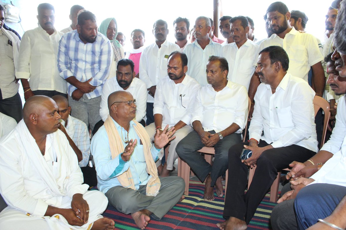 భీంగల్ మండలం రహత్ నగర్ గ్రామానికి చెందిన కాంగ్రెస్ కార్యకర్త ధరావత్ రామ్ సింగ్ ఇటీవలే కరెంటు షాక్ తో మరణించగా  ఈరోజు వారి కుటుంబాన్ని డీసీసీ అధ్యక్షులు మానాలా మోహన్ రెడ్డి గారితో కలిసి పరామర్శించి వారి కుటుంబానికి కాంగ్రెస్ పార్టీ అండగా ఉంటుందని హామీ ఇవ్వడం జరిగింది.