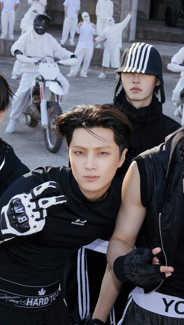 sunghoon_blush's tweet image. Actually obsessed with these looks on them