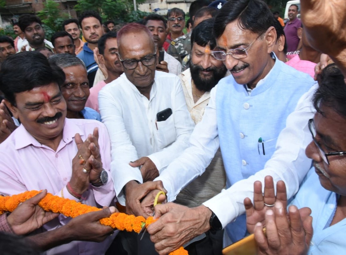 SethSanjayMP's tweet image. समाप्त हुई 50 वर्षों की प्रतीक्षा।
आज का दिन चांडिल बाजार के लिए ऐतिहासिक दिन है, अब यह बाजार जाम से मुक्त होने वाला है। इस उद्देश्य से यहां निर्मित बाईपास से आज वाहनों का परिचालन आरंभ हुआ। नारियल फोड़कर इसके शुभारंभ का सौभाग्य मुझे प्राप्त हुआ।
जाम के कारण चांडिल बाजार के…