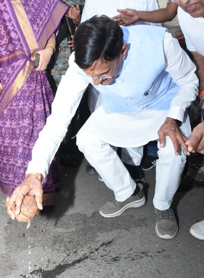 SethSanjayMP's tweet image. समाप्त हुई 50 वर्षों की प्रतीक्षा।
आज का दिन चांडिल बाजार के लिए ऐतिहासिक दिन है, अब यह बाजार जाम से मुक्त होने वाला है। इस उद्देश्य से यहां निर्मित बाईपास से आज वाहनों का परिचालन आरंभ हुआ। नारियल फोड़कर इसके शुभारंभ का सौभाग्य मुझे प्राप्त हुआ।
जाम के कारण चांडिल बाजार के…