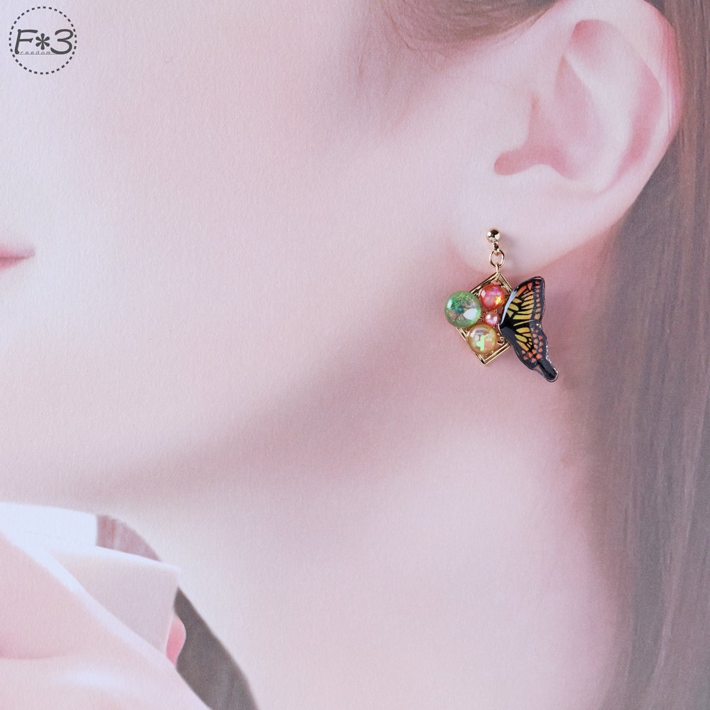 kirin_f_r's tweet photo. 【蝶と花のスクエアピアス/イヤリング】
アゲハ蝶と花をイメージしたフープをスクエア型の座金に配置した作品です。
右耳・左耳で左右対称のデザインになっています。
甘すぎない可愛さで様々なスタイルに合わせやすいデザインです。
#ハンドメイド #ハンドメイドアクセサリー #レジン #Freedom3 https://t.co/VQ3fmxZL4c
