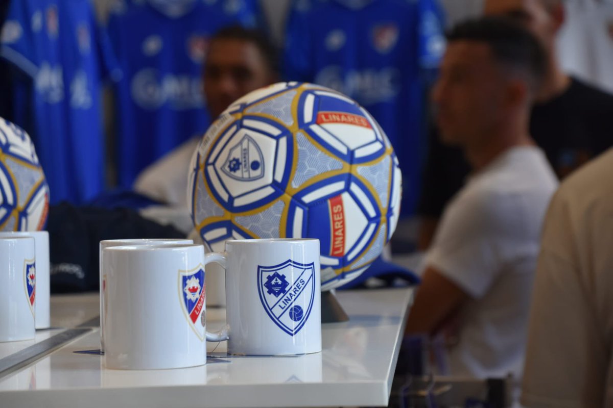 Hace una tarde ideal para darte una vuelta por nuestra 𝐓𝐈𝐄𝐍𝐃𝐀 𝐕𝐈𝐑𝐓𝐔𝐀𝐋. 😎

¡Échale un ojo y llévate algo del #LinaresDeportivo para lucir los colores con orgullo! 🔵

📲 tienda.linaresdeportivo.es

#EsLoQueEres 💙