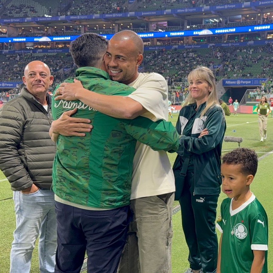 Diego Firmino - Canal P de Porco (@diegofirmino) on Twitter photo Ontem, Mayke se despediu do elenco e da torcida no Allianz Parque.
O lateral-direito está acertado com o Santos e aguarda apenas detalhes burocráticos para ser anunciado.
📎📷 <a href="/camilac_alves/">Camila Alves</a>
. Ontem, Mayke se despediu do elenco e da torcida no Allianz Parque.
O lateral-direito está acertado com o Santos e aguarda apenas detalhes burocráticos para ser anunciado.
📎📷 <a href="/camilac_alves/">Camila Alves</a>
.