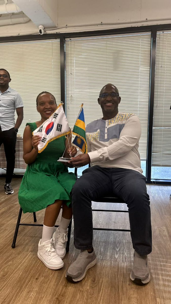 Rwandanfarmer's tweet photo. With Ambassador of Rwanda in south Korea 
Inama mwaduhaye tuzazikurikiza 
@UR_CAVM @Rwanda_Edu @RwandaMFA https://t.co/U6IU8p2szu