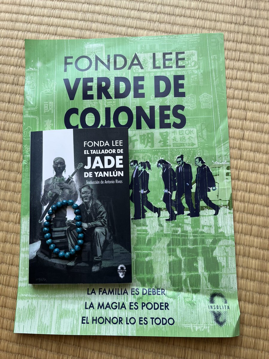 FRan Millan (@franmillagu) on Twitter photo Pulo piensa en su futuro y sus posibilidades como tallador de jade. Su maestro sigue encasillado en un modelo que no avanza. Los planes quedan trastocados cuando un robo pone en peligro la vida de todos los que aprecia.
Dinámica, intensa y vibrante. <a href="/FondaJLee/">Fonda Lee **news and updates**</a> <a href="/InsolitaEdit/">Insólita Editorial</a> Pulo piensa en su futuro y sus posibilidades como tallador de jade. Su maestro sigue encasillado en un modelo que no avanza. Los planes quedan trastocados cuando un robo pone en peligro la vida de todos los que aprecia.
Dinámica, intensa y vibrante. <a href="/FondaJLee/">Fonda Lee **news and updates**</a> <a href="/InsolitaEdit/">Insólita Editorial</a>
