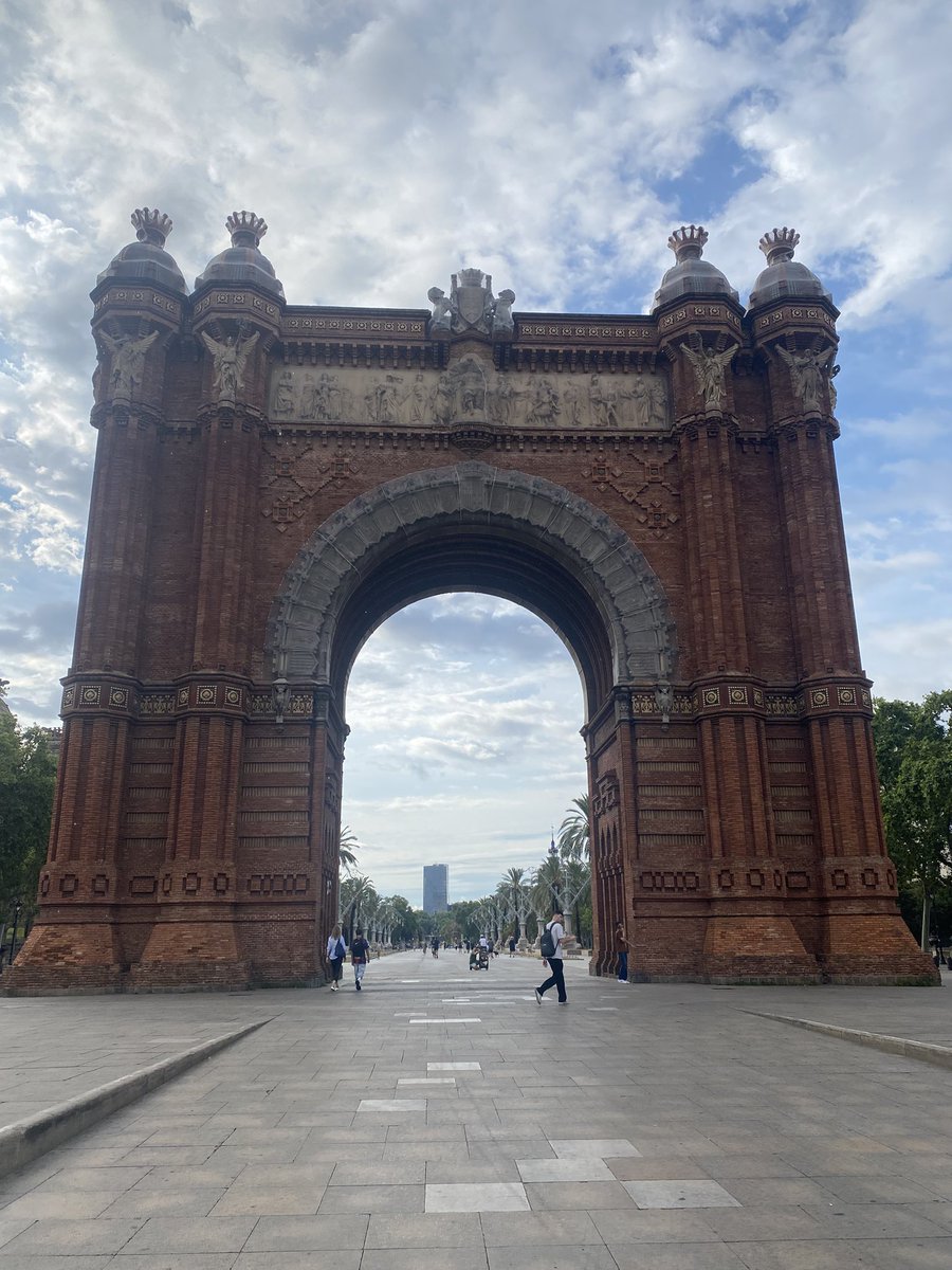 _DavidGarcias_'s tweet image. Que hi ha dins l’Arc de Trionf de Barcelona. Cada volta que passo pel costat hi ha fortes interferencies electromagnetiques