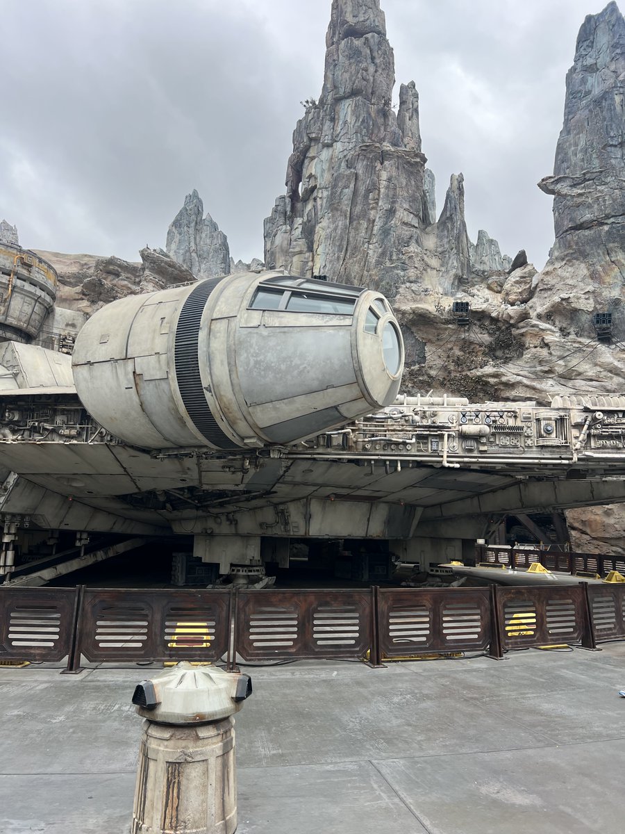 ThunderCrate6's tweet image. After the last softball game of her travel ball career, took my daughter to Disneyland while we waited for our red-eye home. She wanted to start the day with a Ronto-Wrap and then take a spin on the fastest hunk-of-junk in the galaxy. We opted for the single-rider line that takes…