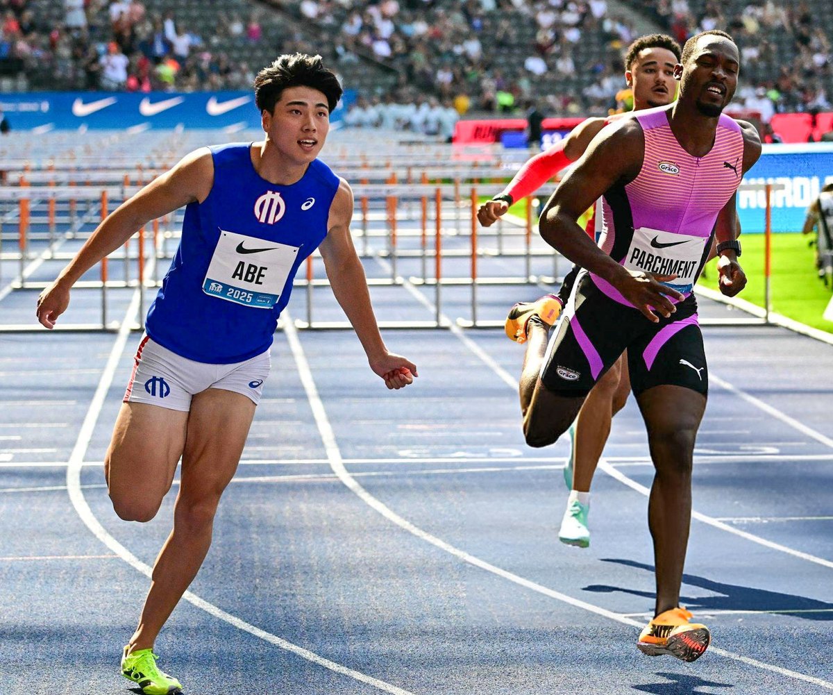 TrackGazette's tweet image. Tatsuki Abe 🇯🇵 won the men's 110mH at the ISTAF Berlin, running a new Personal Best (PB) of 13.23s (0.6)!
Hansle Parchment 🇯🇲 was 2nd in an equal Season's Best (SB) of 13.26s, while Oumar Abakar 🇶🇦 was 3rd in a Qatari National Record of 13.37s.