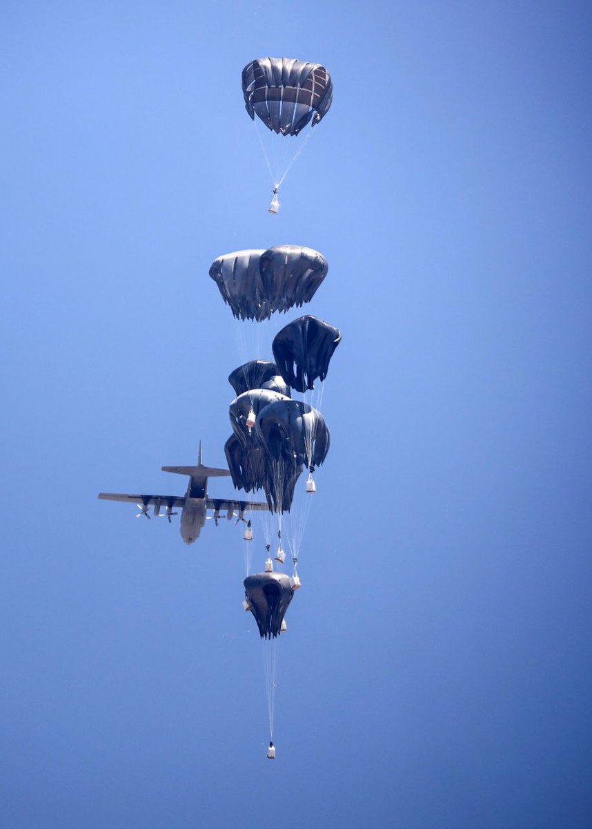 IsraelWin22's tweet image. 🚨امارات 3 تن کمک تحت نظارت IAF اِیردراپ کرد
#غزة_الآن #إسرائيل