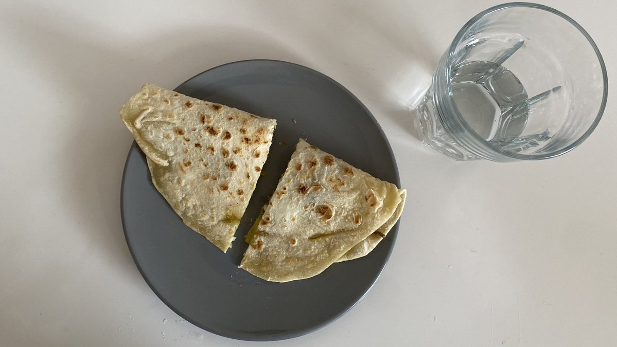 mokalorie's tweet image. mom made food for me even tho i told her i don't want anything , i'll just pretend i ate something and then put it back so somebody else can have it , i don't wanna waste food