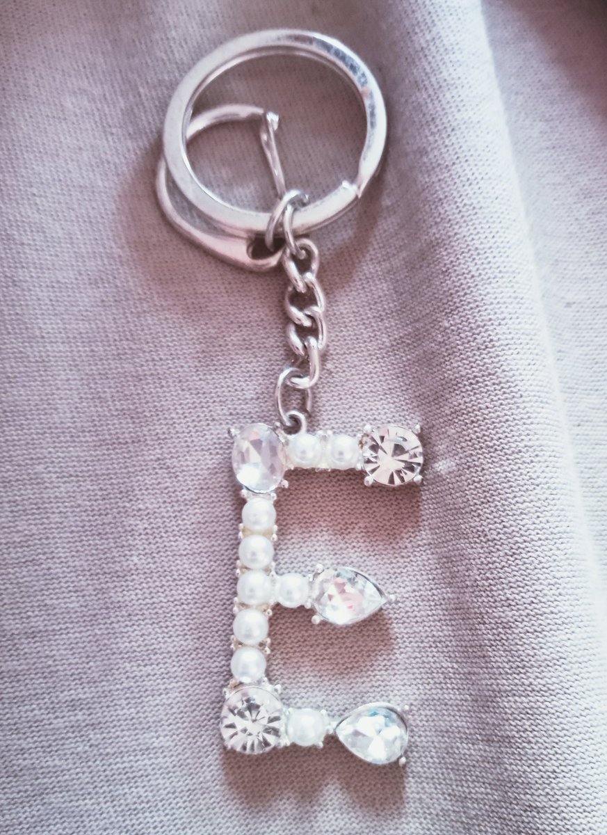 Radomu_Tan's tweet image. I just found this old keychain and it has lore!!
so many years ago I used to go by a different nickname everywhere, it was "Étoile" but my parents had a hard time pronouncing it so my dad just called me Star and my mom called me "Evoli" ☠️ LMAO