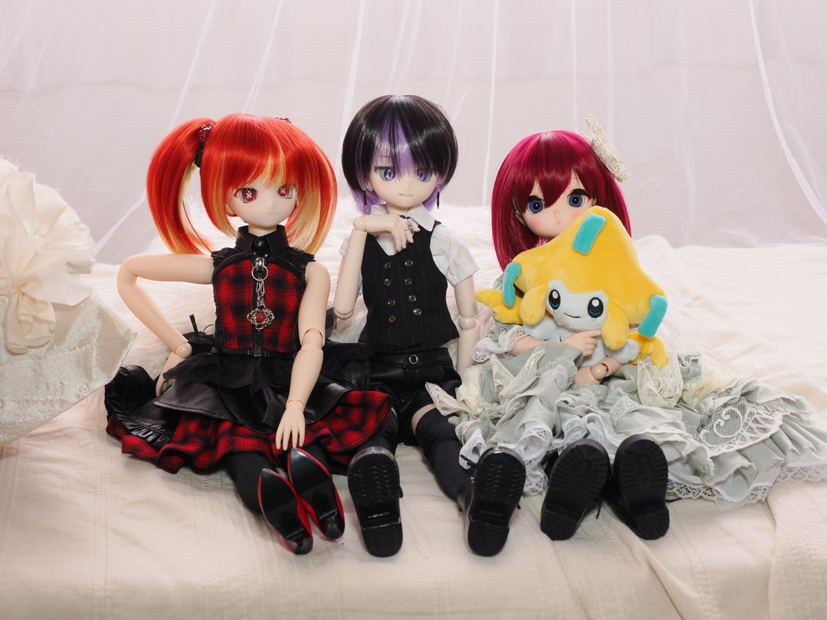 ishikari_P's tweet image. 他の参加者さんの子とうちの子との写真。
きららきさん( @kra_raki )のヴィラン子さん(で名前は良いのだろうか)と、
ぱちまるさん( @patimaru_san )のみかげさん。
可愛い。
#DDPはいいぞ
#ドルフィードリーム
#おぺちゃんこ