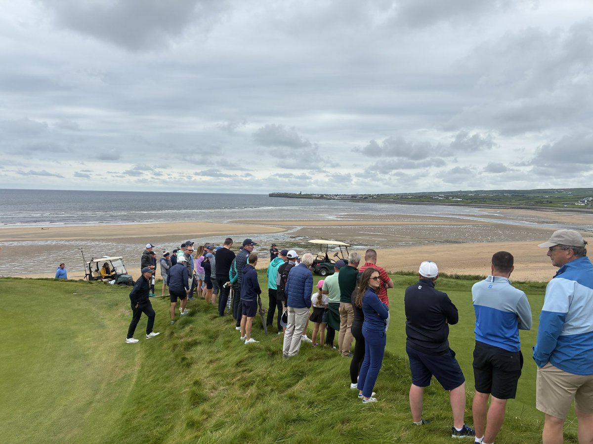 ClareFM's tweet image. Rafferty cuts it back to a one hole match. He tees off now with the beautiful Liscannor Bay as the backdrop #VisitClare