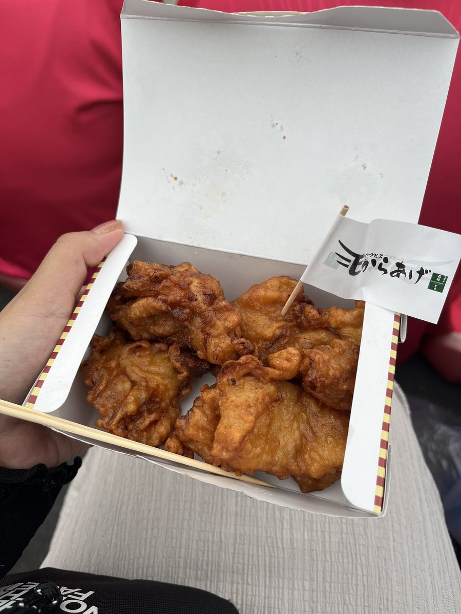 mi4_bb's tweet image. Eから、でっかくてしょっぱくて試合前に2個食べて一回お腹いっぱいになっちゃったから4回裏くらいに残りの2個食べて…ふわふわ衣が美味しいし食べ応えあるから人気なのわかる〜ってなった つぎのときは誰かと行って一個は食べるから残りはシェアしてもらいたいかも🤣