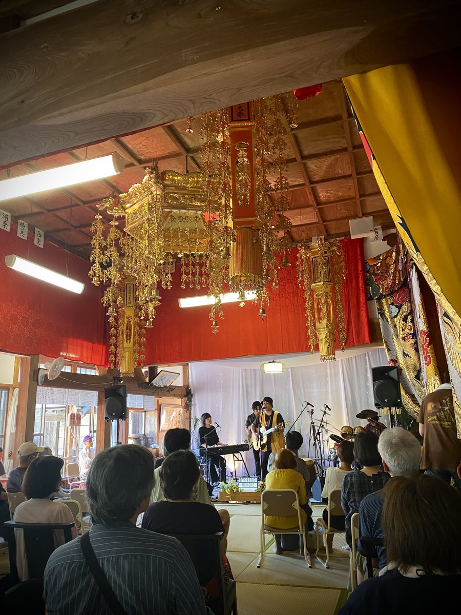 tsubasa525's tweet image. 浄広寺さん「おてらでマルシェ」に出演しました。

木々の奥から音楽が聞こえて来た時のワクワク、地元の方々が各々楽しく過ごしている空気…ずっと最高の空間！

水島さんが重ねて来た地域との関係性の賜物…。参加できてとっても光栄です。

音楽を受け取っていただき、ありがとうございました🙏🏻