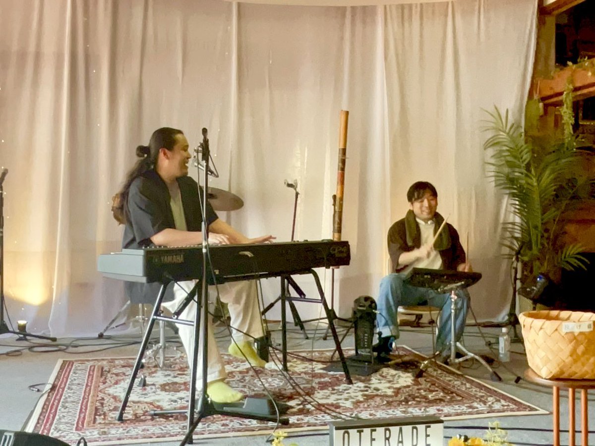 tsubasa525's tweet image. 浄広寺さん「おてらでマルシェ」に出演しました。

木々の奥から音楽が聞こえて来た時のワクワク、地元の方々が各々楽しく過ごしている空気…ずっと最高の空間！

水島さんが重ねて来た地域との関係性の賜物…。参加できてとっても光栄です。

音楽を受け取っていただき、ありがとうございました🙏🏻