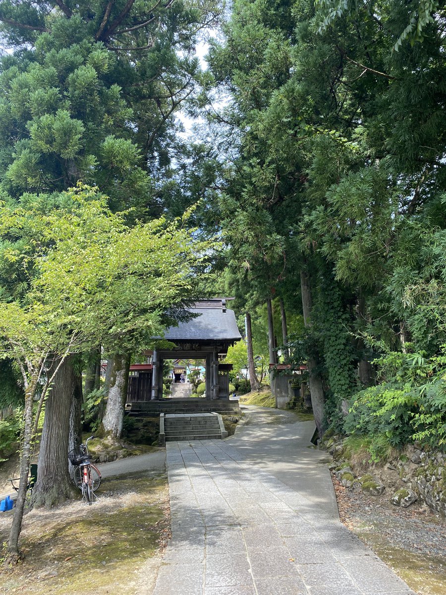 tsubasa525's tweet image. 浄広寺さん「おてらでマルシェ」に出演しました。

木々の奥から音楽が聞こえて来た時のワクワク、地元の方々が各々楽しく過ごしている空気…ずっと最高の空間！

水島さんが重ねて来た地域との関係性の賜物…。参加できてとっても光栄です。

音楽を受け取っていただき、ありがとうございました🙏🏻