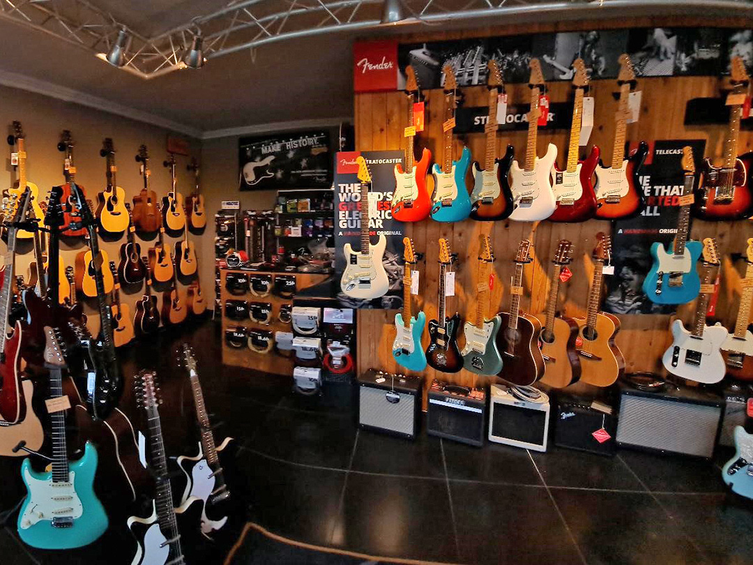 Quick question! What’s your #1 store or website to buy guitars? 🤔