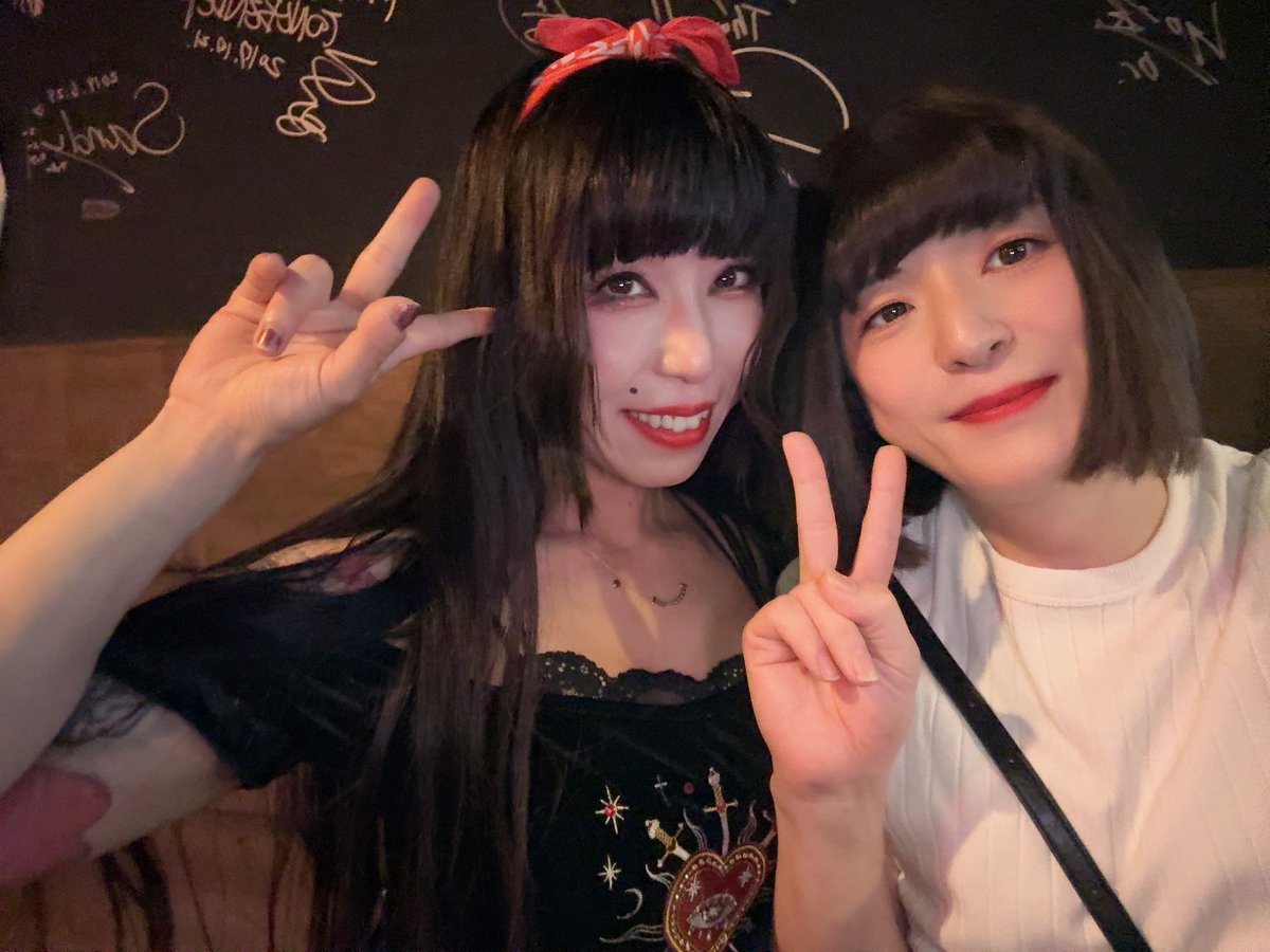 エミちゃんが浜松でライブするので観に行ってきました♪
いつもみているエミちゃんとは違いライブ中はめっちゃかっこよくていつもと違う表情みれてすごく新鮮だった！
楽しかったし誕プレも渡せたし行ってよかった♪
また機会があったら行くね！
<a href="/momono_emiko/">🅰️子</a>