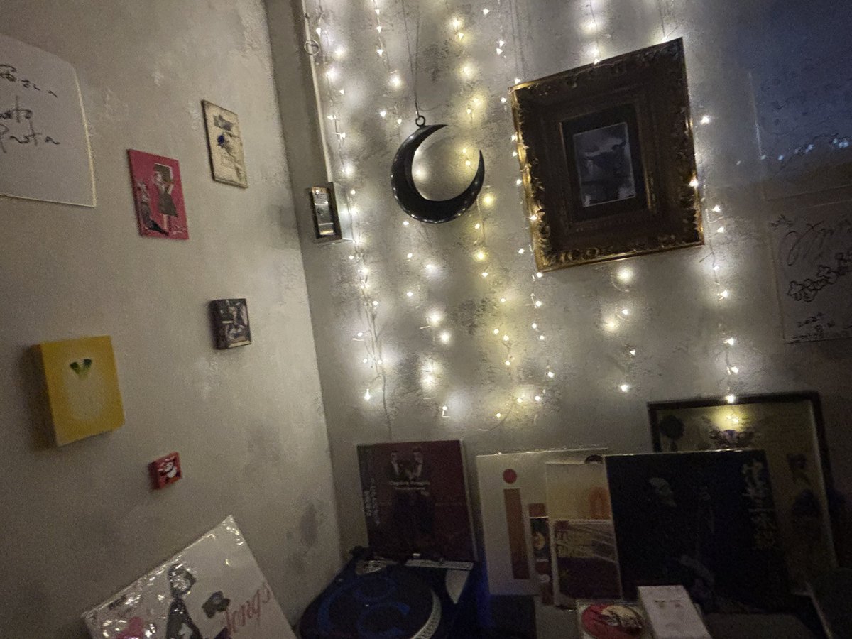 4nb_ex_d's tweet image. ライブの帰り道で少し寄り道して、押上のcafe宙に初潜入。何度かイベントで一掴みサイズを味わって心掴みされたルカタマさんお手製のカレーを大皿で頂ける!ひき肉と愛情ギッシリ美味しく堪能。ご近所住みの常連方で賑わってて一見アウェイだったけど、愉快なオタクもいらしてて楽しく呑めました。