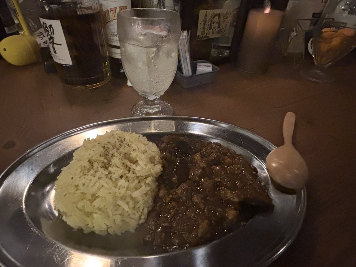 4nb_ex_d's tweet image. ライブの帰り道で少し寄り道して、押上のcafe宙に初潜入。何度かイベントで一掴みサイズを味わって心掴みされたルカタマさんお手製のカレーを大皿で頂ける!ひき肉と愛情ギッシリ美味しく堪能。ご近所住みの常連方で賑わってて一見アウェイだったけど、愉快なオタクもいらしてて楽しく呑めました。