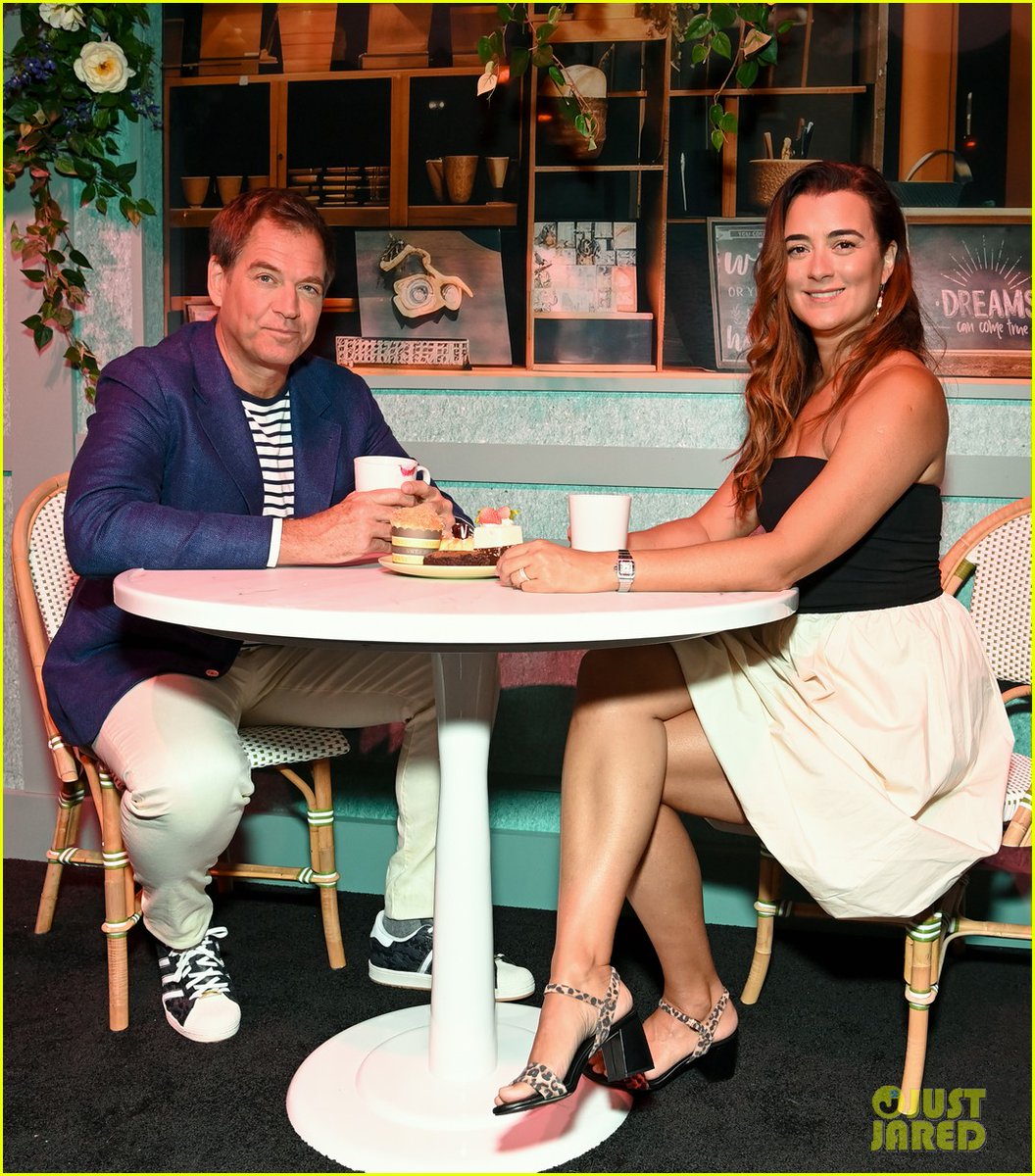 CotedePabloES's tweet image. Cote de Pablo, Michael Weatherly and Jon McNamara visited Paramount+ Lodge at #SDCC2025 on July 24th.

📷 Celeb Mafia, Jon Kopaloff and Just Jared

#NCISTonyandZiva #NCISverse #CotedePablo #ZivaDavid #MichaelWeatherly #TonyDinozzo #Tiva #TivaForever #ParamountPlus