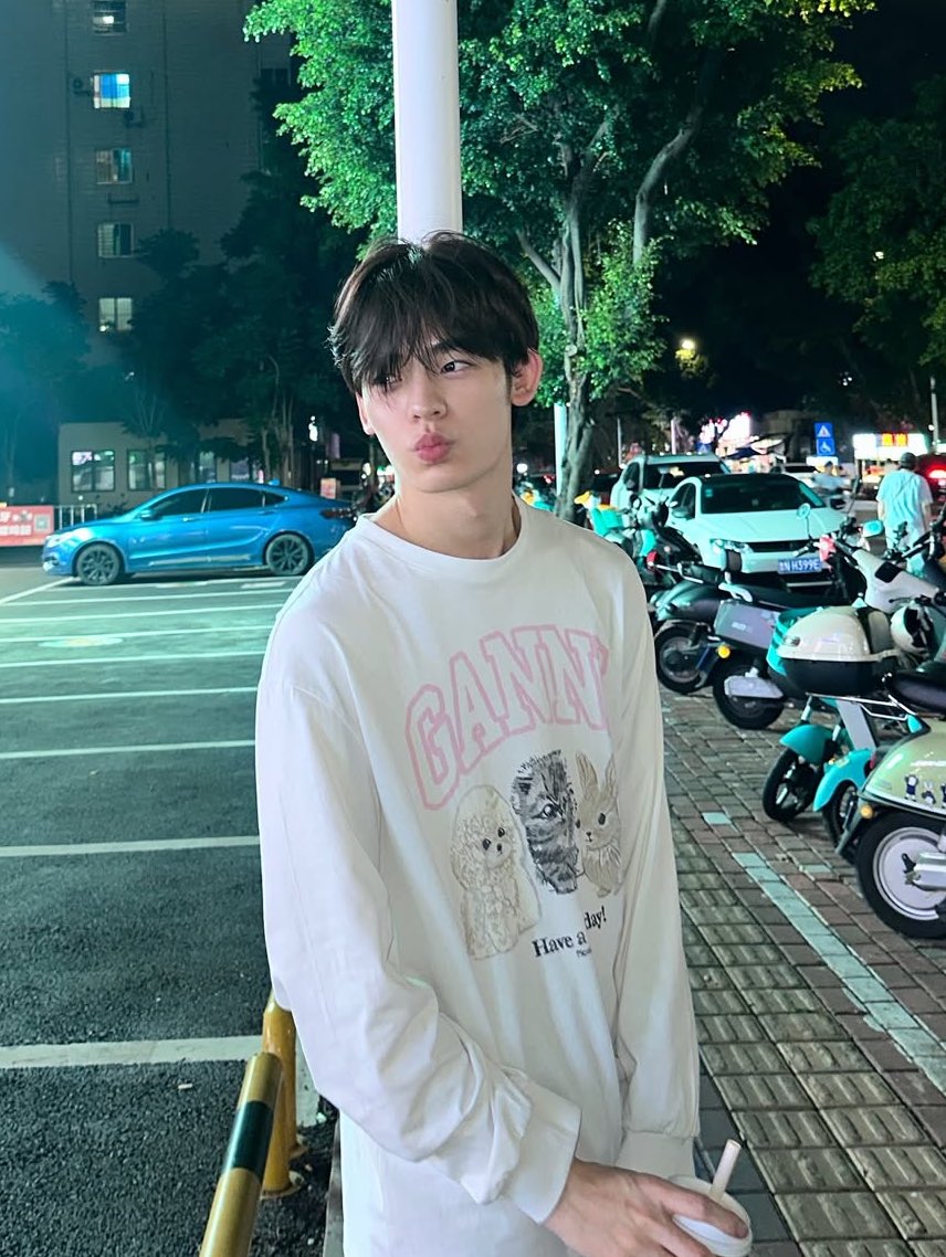 r3dm0chi's tweet image. แค่อย่าเผลอไปมีใคร ยังไงก็รอกันหน่อย