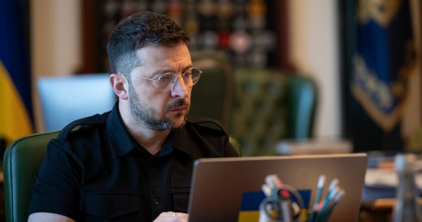 rubryka's tweet image. 👉 Глава держави Володимир Зеленський підписав два укази про запровадження санкцій щодо фізичних і юридичних осіб у російській федерації та інших країнах за діяльність проти України.
Детальніше: rubryka.com/2025/07/27/pre…