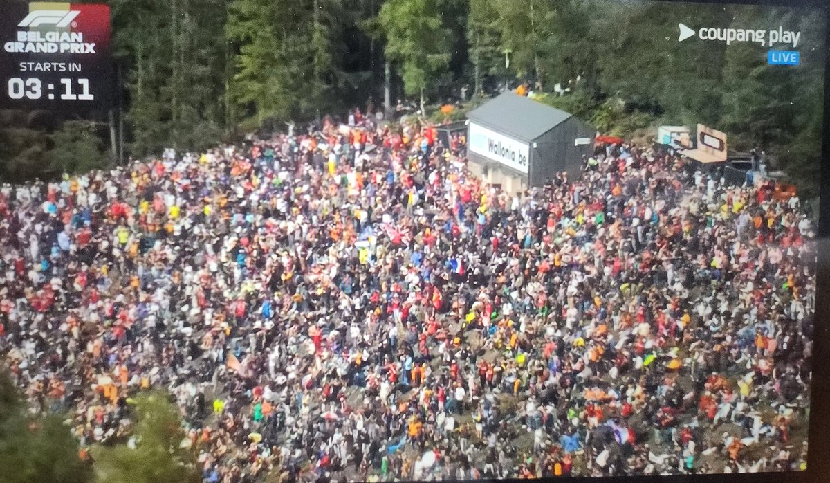 9시 45분 생방시작이고
원래 10시 레이싱 시작인데...
비 때문에 1시간이나 뒤에 시작...