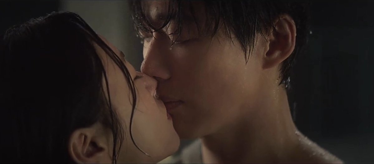 pathogil's tweet image. KISSING UNDER THE RAIN?? CASUAL LANG YAN??
#OurMovie #OurMovieEp4