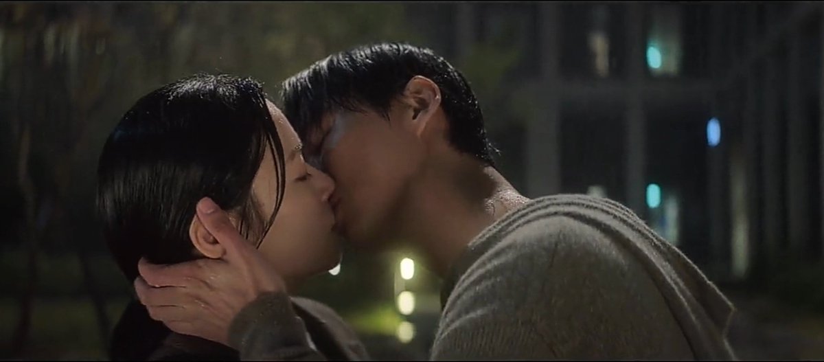 pathogil's tweet image. KISSING UNDER THE RAIN?? CASUAL LANG YAN??
#OurMovie #OurMovieEp4
