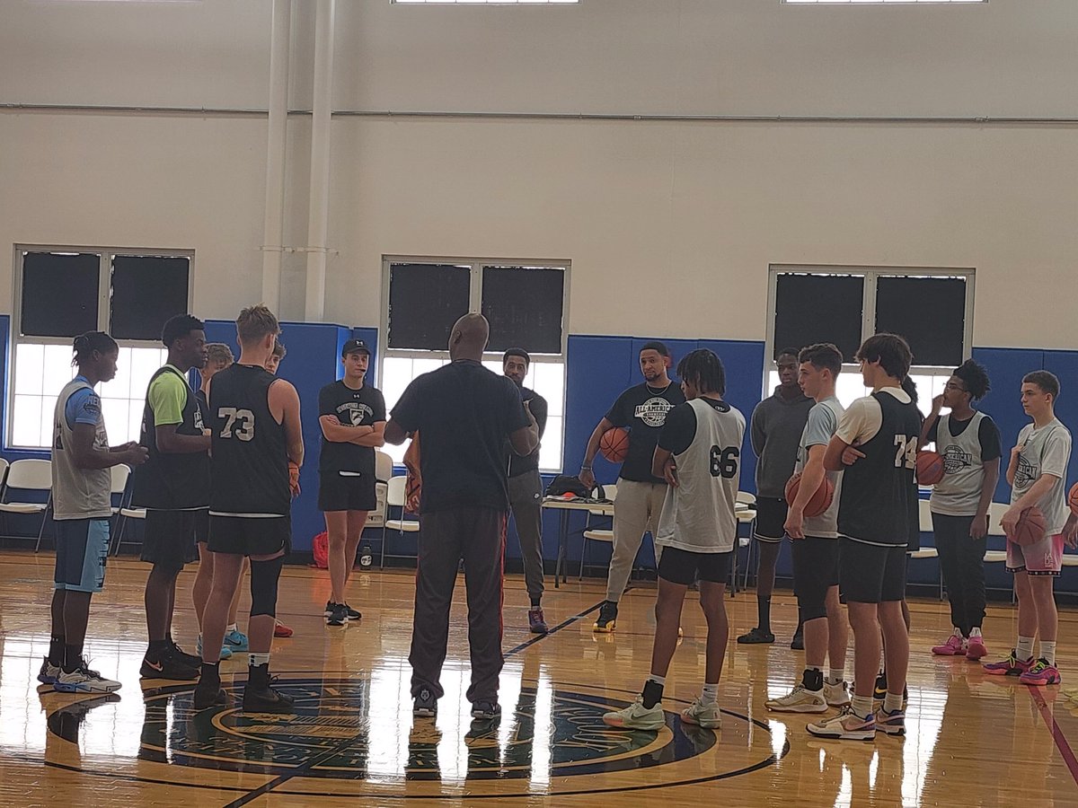 carsonteach's tweet image. Sunday morning huddle... Day 3 of High School All American Showcase Camp @HSAAShowcase @cc25guard2027 Setting up for a successful day of drills, learning, and collaboration on the court!