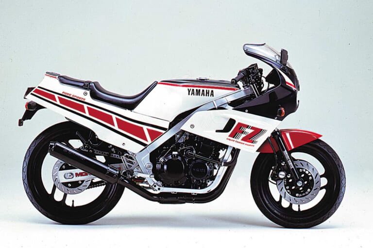 PutiMotor's tweet image. '84 ヤマハ FZ400Rの解説❗️
全日本TT-F3参戦を睨んだワークスマシンと並行して開発🏁
XJ400Z系の水冷直4を改良
フロント16インチながら扱いやすいハンドリングとバランスの良さが評価された
【乾燥車重/シート高/タンク/出力/当時価格】
165kg/785mm/18L/59ps/598,000円
young-machine.com/2025/07/22/663…