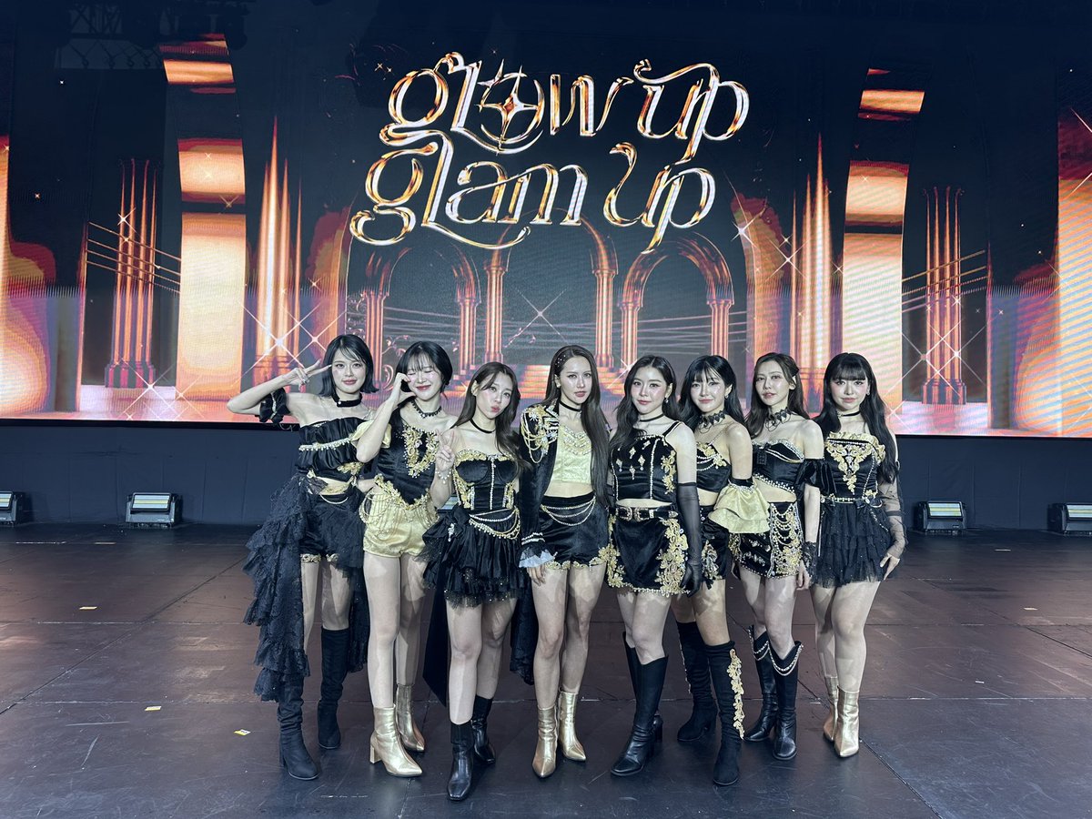 honeycomb824's tweet image. เป็นยังไงกันบ้างคะสำหรับคอนเสิร์ตค่ำคืนนี้ สนุกกันหรือป่าววว มารีวิวงานวันนี้กันหน่อยค่าาาา✨💖
#GlowupGlamupConcert
#JennisOprasert
#KaewNatruja
#NamneungMilinD
#NoeyKanteera
#MOBYE
#PUPÉJiradapa
#JaneKunjiranut
#IsTarwaan
#LetitGLowup
#GlowupGlamup