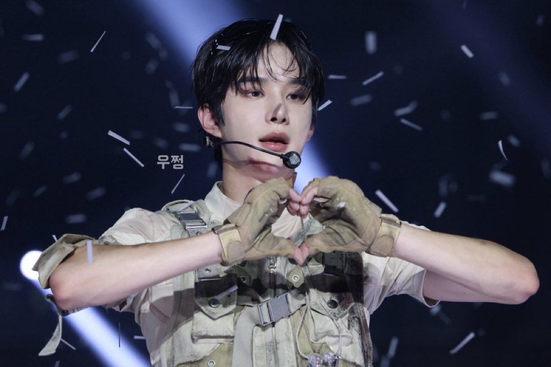 214cartz's tweet image. serving face while doing aegyo oh my jungwoo