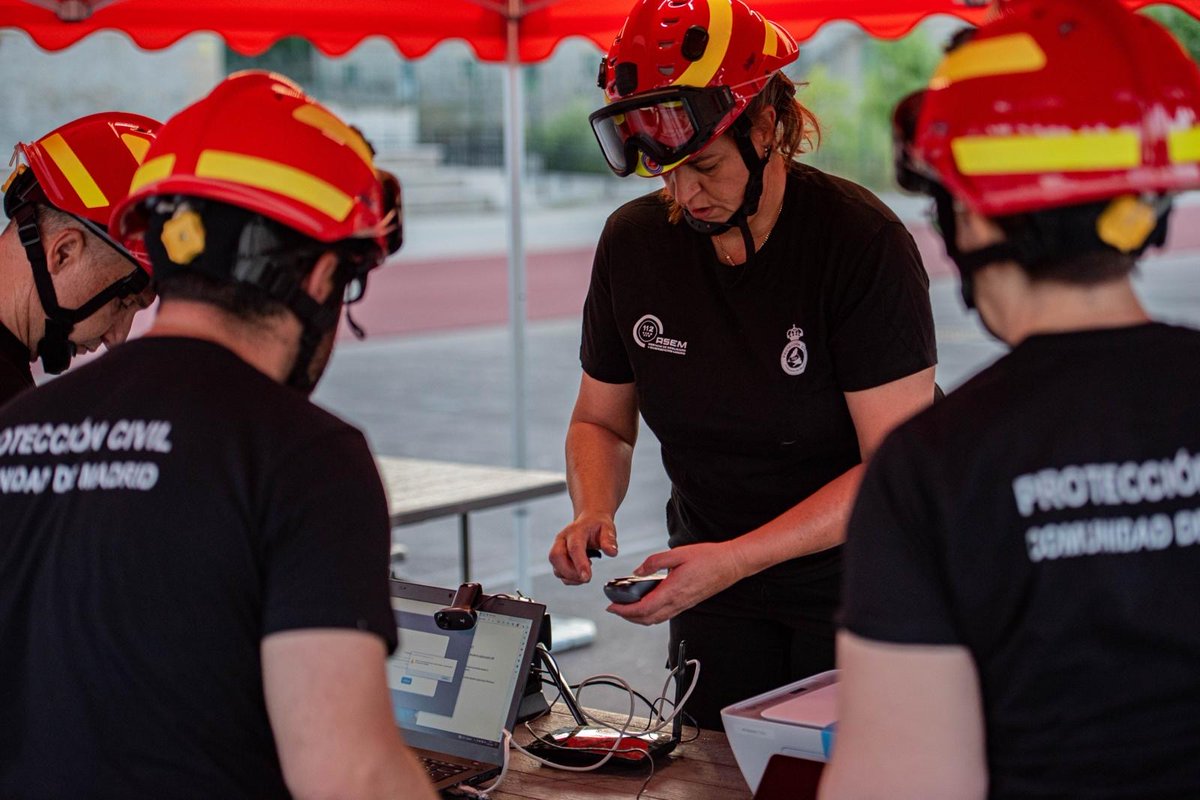 🦺 Una buena preparación es vital para responder de forma eficaz ante situaciones de emergencia.

Durante 2 noches 42 miembros del #ERIVE, con la colaboración del #CECOM, han entrenado el despliegue del Puesto de Mando y otras maniobras fundamentales.

📍 #IFISE

#ASEM112