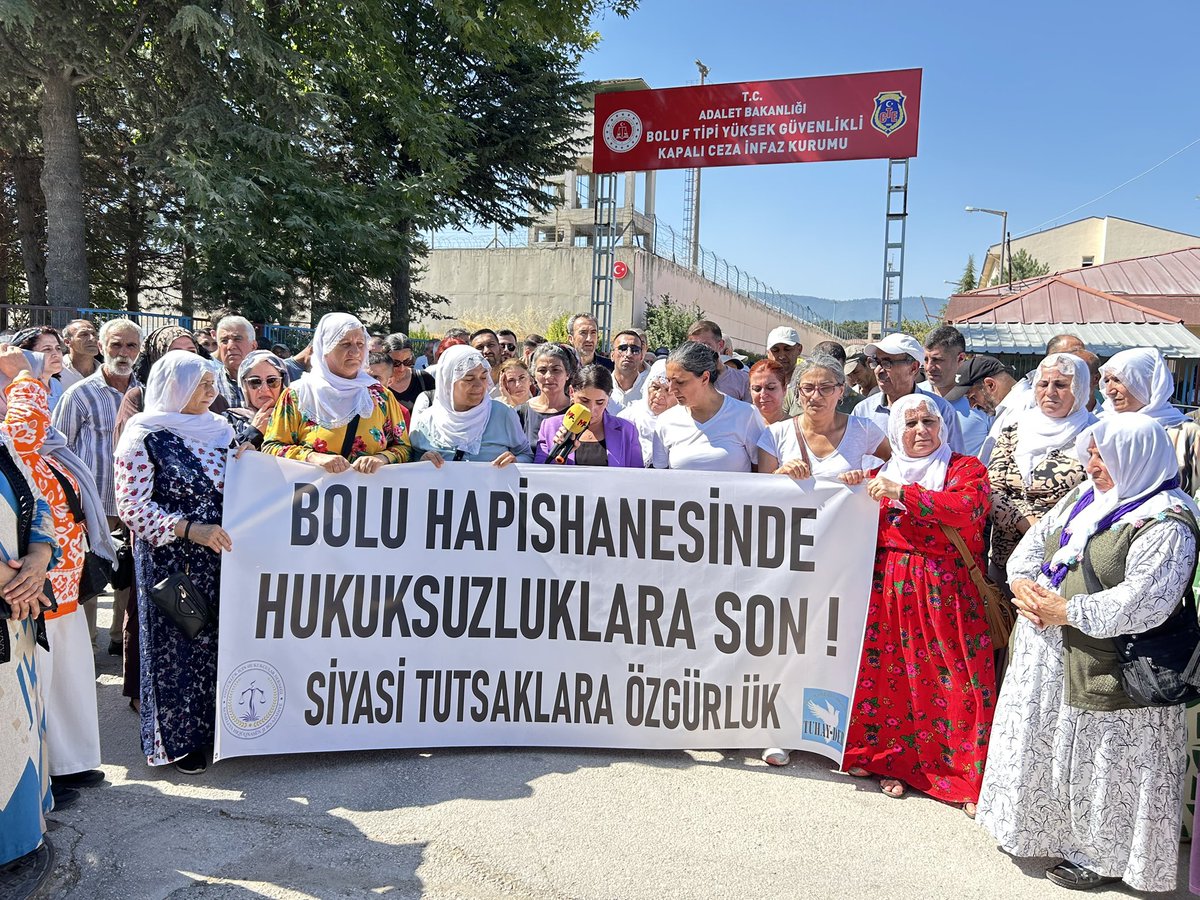 Matuhay_der's tweet photo. Bolu F tipi yüksek güvenlikli cezaevi önünde MATUHAY-DER ve ÖHD olarak gerçekleştirdiğimiz basın açıklamasıyla, Bolu F Tipi Cezaevi’nde tutsaklara yönelik keyfi uygulamalar ve infaz yakmalarını basın açıklamasıyla protesto ettik. https://t.co/ZPdNcSdQWn