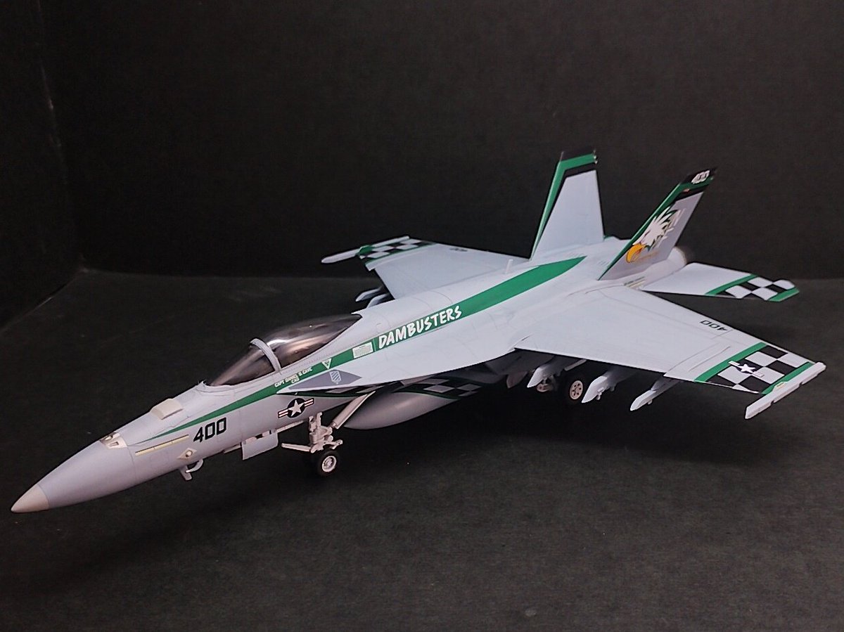 fleer5922's tweet image. アカデミー 1/72 F/A-18E "VFA-195 Chippy Ho " 完成。
スナップキット+カルトグラフ、夢の競演アカデミー。機首と横っ腹以外は接着せず完成。チェッカーが見えなくなるので両翼増槽は取り外し。今週のもっとバリ展して欲しいランキング堂々の1位。
#トップガン祭り
#トップガン祭り完成
#R7完成品36