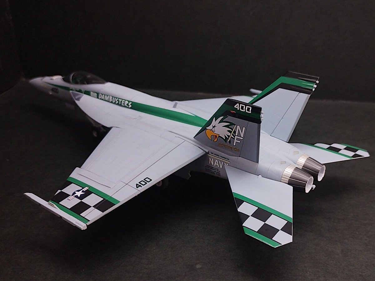 fleer5922's tweet image. アカデミー 1/72 F/A-18E "VFA-195 Chippy Ho " 完成。
スナップキット+カルトグラフ、夢の競演アカデミー。機首と横っ腹以外は接着せず完成。チェッカーが見えなくなるので両翼増槽は取り外し。今週のもっとバリ展して欲しいランキング堂々の1位。
#トップガン祭り
#トップガン祭り完成
#R7完成品36