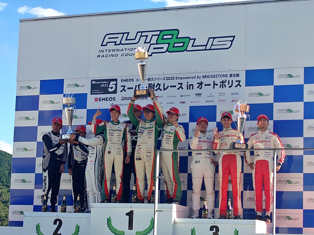 zurayan's tweet image. あーーー!!
やっと、オートポリスの金の桶を手に入れる事が出来ました!
あーすげーな、勝てたわーとか思ってたんですが
金の桶の事を思い出してやっと、ずっと欲しかった桶涙が出てきたのでした。
明日は頑張って1000km走りって帰ります!