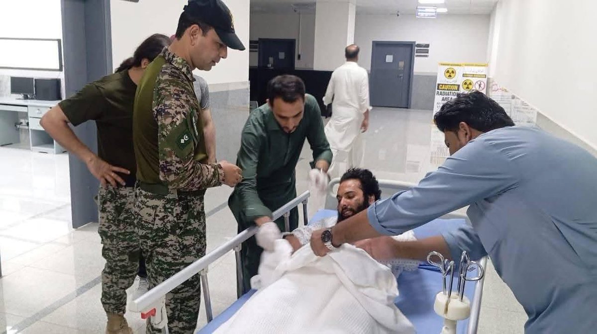 TirahWalMama's tweet image. ده خپل نظر زورورتیا ګوري
زما قاتل په ما کښې ساه ګوري
صاحب شاہ صابر