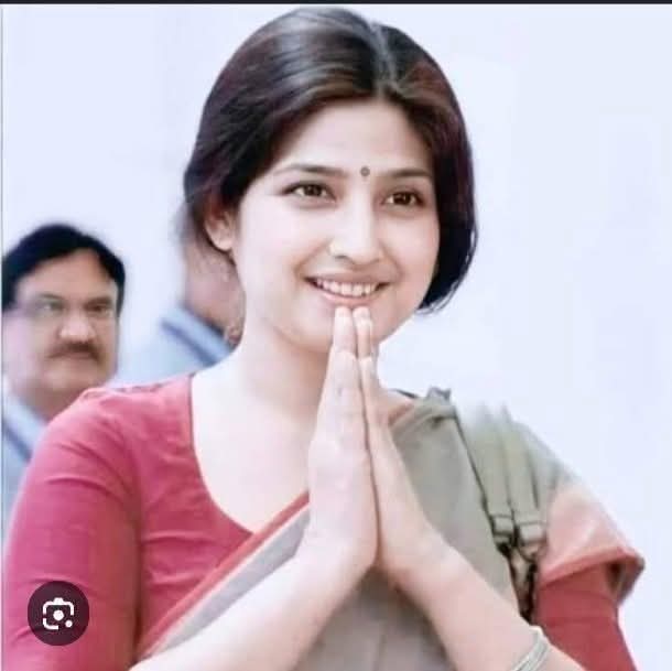 मैं लिखना नहीं चाहती थी पर महिला हु अखिलेश यादव नहीं
राजनीति अपनी जगह है
डिंपल यादव का पहनावा कभी भी आपत्तिजनक नही रहा
साड़ी में भी किसी को नग्,नता दिखती है तो 
लानत है ऐसे धर्मगुरु पर
 और साथ में अखिलेश यादव पर जो अपनी बीवी के अपमान पर वोटो के चक्कर में अपनी जुबान 
सिल ले