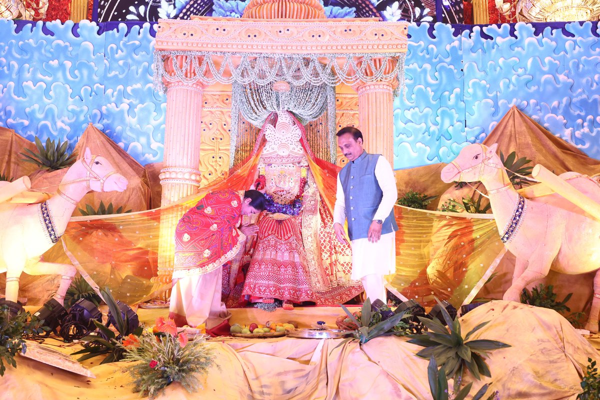 gupta_rekha's tweet image. आज तीज-सिंधारा महोत्सव में शामिल होकर अपने क्षेत्रवासियों से आत्मीय संवाद का सुखद अवसर प्राप्त हुआ।
इस संवाद ने वे मधुर स्मृतियाँ पुनः जीवंत कर दीं, जब मैं पार्षद के रूप में अपनों के बीच निरंतर आती थी — वह अपनापन, वह आत्मीयता आज भी उतनी ही प्रगाढ़ है।
महोत्सव के दौरान श्री रानी…