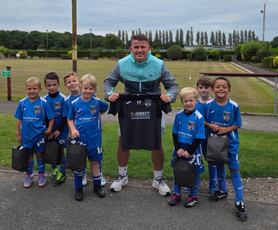 eptfc's tweet image. Local business, supports local football. Huge thanks to Direct Recruitment Services and Jamie Williams for sponsoring our Ellesmere Port Rangers Under 7s for full training kits! Another amazing show of support!
@DRS_RECRUITMENT 
directrecruitmentservices.co.uk
#uptheport #oneclub