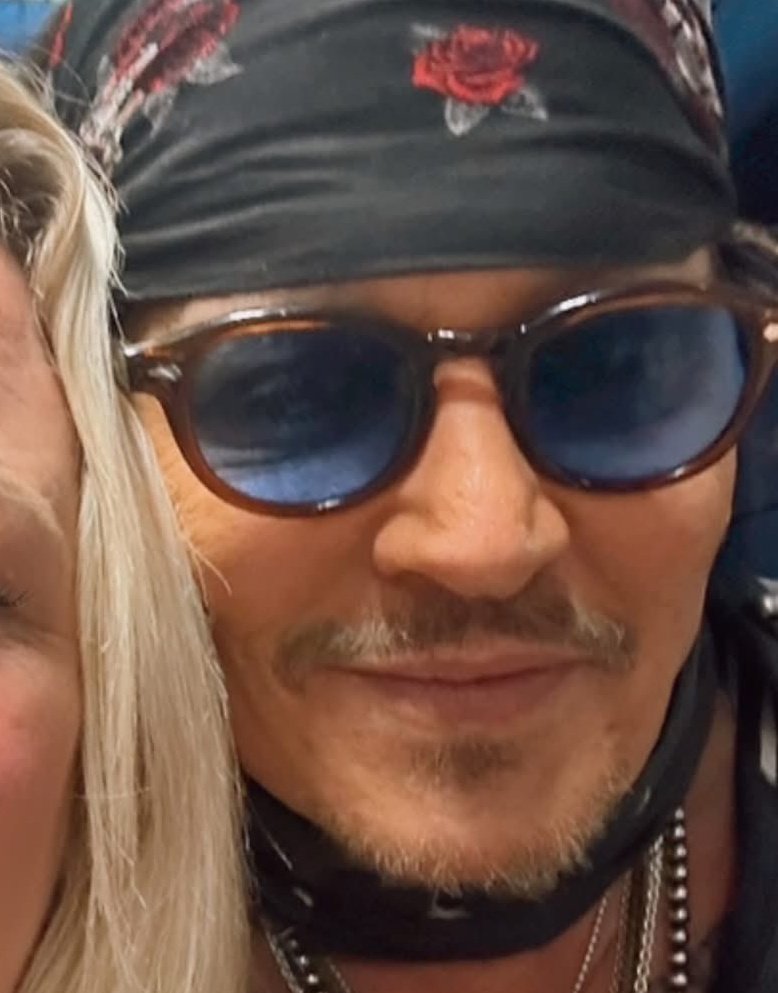 AmberStansTakes's tweet image. Johnny Depp with fans/Amber Heard with fans