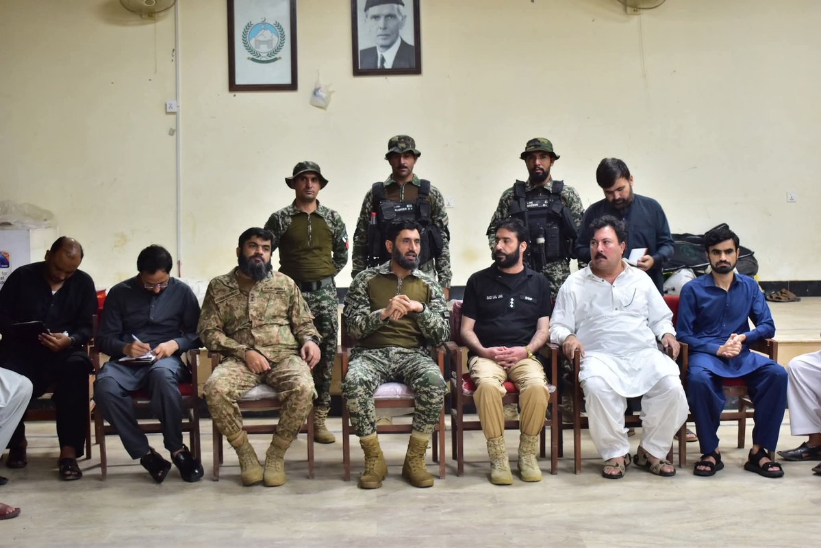 Alikhanyzai's tweet image. وادی تیراہ میں سرچ آپریشن کے دوران افسوسناک واقعے کے بعد حالات کشیدہ ہوئے، تاہم سیکیورٹی فورسز نے معاملے کو تحمل، حکمت اور قبائلی روایات کے تحت سنبھالا۔ واقعے کے فوری بعد بریگیڈیئر کی سربراہی میں قبائلی عمائدین سے تفصیلی جرگہ ہوا، جس میں عوامی تحفظات پر توجہ دی گئی۔
جرگے میں…