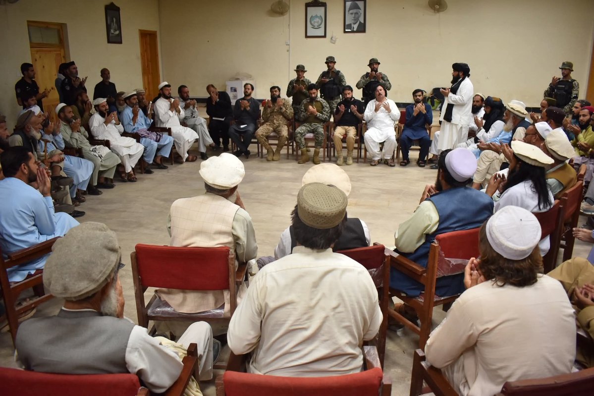 Alikhanyzai's tweet image. وادی تیراہ میں سرچ آپریشن کے دوران افسوسناک واقعے کے بعد حالات کشیدہ ہوئے، تاہم سیکیورٹی فورسز نے معاملے کو تحمل، حکمت اور قبائلی روایات کے تحت سنبھالا۔ واقعے کے فوری بعد بریگیڈیئر کی سربراہی میں قبائلی عمائدین سے تفصیلی جرگہ ہوا، جس میں عوامی تحفظات پر توجہ دی گئی۔
جرگے میں…