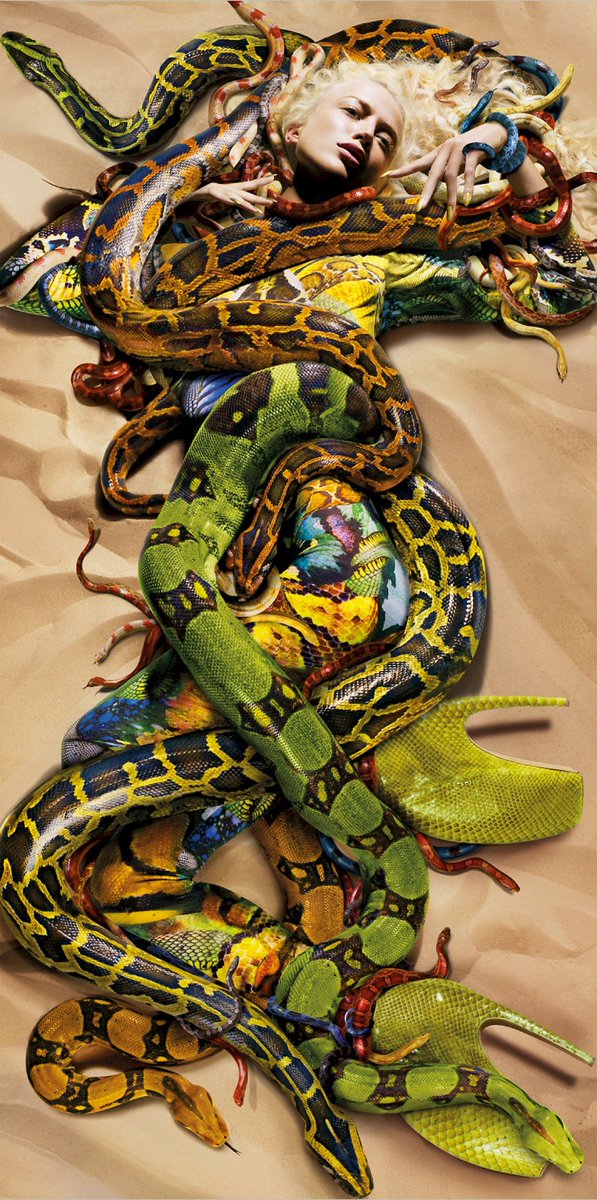 g8dgtlart's tweet image. 📷 Nick Knight (2009)
