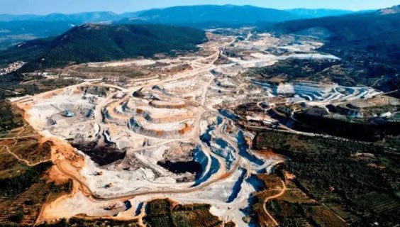 Zeytinlikleri madene açan yasanın ardından, sadece 2 günde Muğla’da 5 projeye “ÇED gerekli değildir” kararı çıktı. Orman alanlarında kırma-eleme, sondaj ve mermer ocağı faaliyetleri artık denetimsiz başlatılabiliyor.
#ZeytinimeDokunma

haber.sol.org.tr/haber/zeytinli…